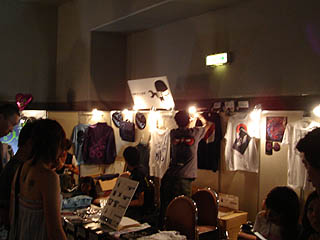 �A�[�e�B�X�g�u�[�X